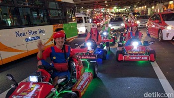 Bukan sekadar berkendara, penyewa juga bisa berdandan ala karakter seperti dalam game balap Mario Kart. Foto: Muhammad Alif Goenawan/detikINET