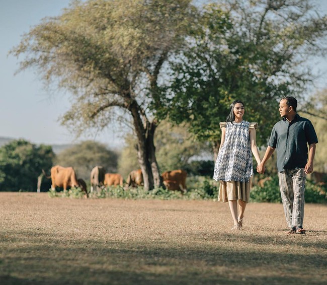 Putra Ketua MPR RI Zulkifli Hasan, Ray Zulham Farras Nugraha resmi menikahi Milka Aniaya Norosiya pada September silam. Foto prwedding keduanya pun terlihat romantis dengan beberapa tema. Ada tema tradisional dengan mengenakan kebaya dan sarung. Ada pula tema santai nan modern dengan latar peternakan. Foto: ist