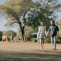 Putra Ketua MPR RI Zulkifli Hasan, Ray Zulham Farras Nugraha resmi menikahi Milka Aniaya Norosiya pada September silam. Foto prwedding keduanya pun terlihat romantis dengan beberapa tema. Ada tema tradisional dengan mengenakan kebaya dan sarung. Ada pula tema santai nan modern dengan latar peternakan. Foto: ist