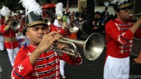 Hary Tanoe didampingi istrinya, Liliana Tanoesoedibjo, beserta kader Perindo jalan kaki dengan diiringi marching band.