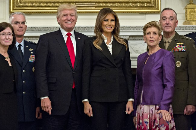 Melania Trump memakai blazer berpotongan double-breasted yang terkesan maskulin dan celana hitam senada untuk acara makan malam di Gedung Putih. Foto: Dok. Getty Images
