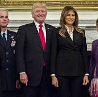 Melania Trump memakai blazer berpotongan double-breasted yang terkesan maskulin dan celana hitam senada untuk acara makan malam di Gedung Putih. Foto: Dok. Getty Images