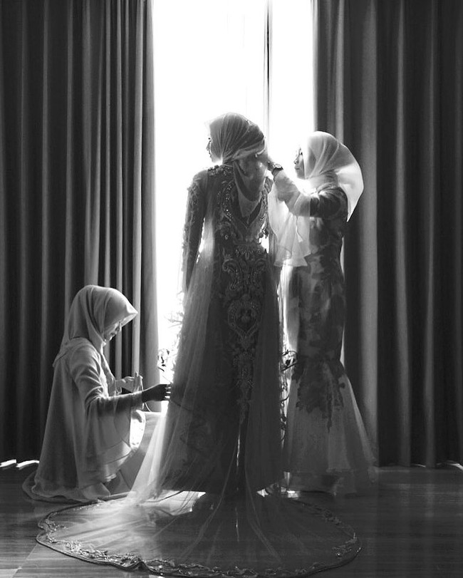 Meski mengenakan jumpsuit, baju pengantin Laudya Cynthia Bella ditambahkan veil dari lace berdetail yang klasik sehingga terlihat tak terlalu kasual. (Dok. Instagram @ayudyahandari)