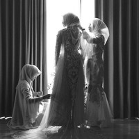 Meski mengenakan jumpsuit, baju pengantin Laudya Cynthia Bella ditambahkan veil dari lace berdetail yang klasik sehingga terlihat tak terlalu kasual. (Dok. Instagram @ayudyahandari)