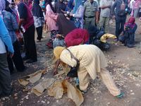Warga berebutan mengambil bolu rahayu