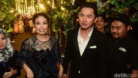 Omesh dan Ayu Dewi menjadi tamu yang datang. Tapi di antara tamu berbaju putih, mereka kok hitam-hitam? Foto: Noel/detikHOT