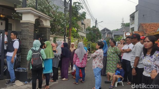 Warga menyaksikan rekonstruksi pembunuhan Husni Zarkasih (58) dan istrinya, Zakiah Husni (53), yang ditemukan terbungkus bedcover di Sungai Klawing, Purbalingga, Senin (9/10/2017)