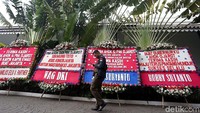Kebanyakan dari karangan bunga tersebut menyatakan apresiasi atas kepemimpinan pasangan Basuki Tjahaja Purnama (Ahok) dan Djarot Saiful Hidayat.