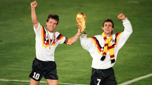 Timnas Jerman meraih trofi juara pada Piala Dunia 1990.