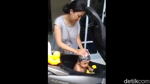 Bujug, Senangnya Anak-anak Mandi di Bagasi Motor Yamaha NMAX