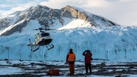 Jika traveler plesir ke Lembah Kering McMurdo, akan ada helikopter terbang ke sana. Pihak agen travel itu akan menurunkan Anda di Taylor Valley, salah satu sisi lembah (Dok. Oceanwide Expeditions)