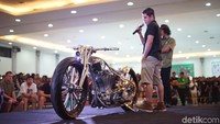 Andhika Pratama memperlihatkan motor modifikasinya. (Kustomfest).