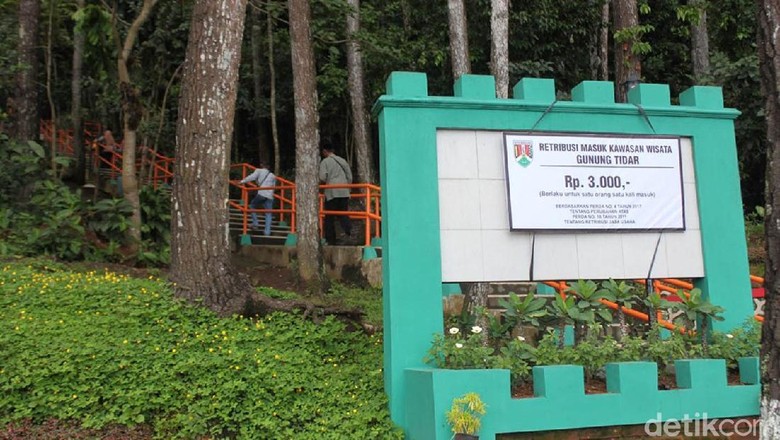 Berkunjung di Gunung Tidar Kini Tak Lagi Gratis Berkunjung di Gunung Tidar Kini Tak Lagi Gratis