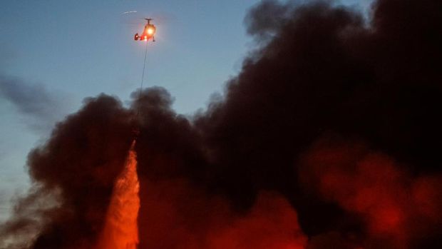 Petugas damkar pakai heli untuk padamkan api