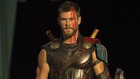 Thor dalam film itu juga tampil dengan gaya rambut cepak. Foto: Marvel Studios 2017