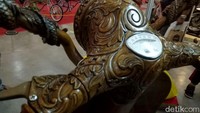 Ruli menyebut, motor ini tidak dibuat dengan kayu sepenuhnya. Kayu digunakan untuk melapisi bodi Vespa jadul tersebut.