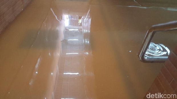 Masih Tergenang, Underpass Stasiun Tebet Belum Bisa Dilalui