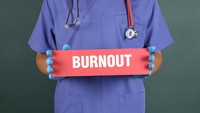 Kamu mulai merasa adanya perbedaan kepribadian atau mood swing yang kontras ketika berada di rumah dan kantor? Bisa jadi kamu sudah sangat burnout. Bicarakan dengan atasan soal kondisimu dan segera konsultasikan ke psikiater atau psikolog. (Foto: ilustrasi/thinkstock)