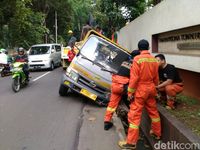 Truk Bermuatan Semen Terguling di Selokan Kebagusan Jaksel