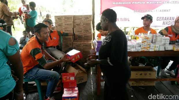 Selain pengobatan gratis, Tim Ekspedisi NKRI juga berikan biskuit untuk anak-anak dan ibu-ibu