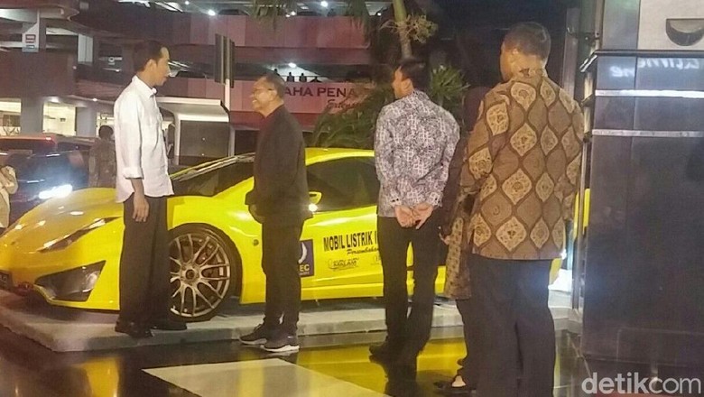 Saat Dahlan Iskan Pamer Mobil dan Motor Listrik ke Jokowi Saat Dahlan Iskan Pamer Mobil dan Motor Listrik ke Jokowi