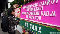 Pantauan detikcom, Senin (9/10/2017), sudah tampak belasan karangan bunga yang di sekitar pendopo Balai Kota, Jalan Medan Merdeka Selatan, Jakarta Pusat.