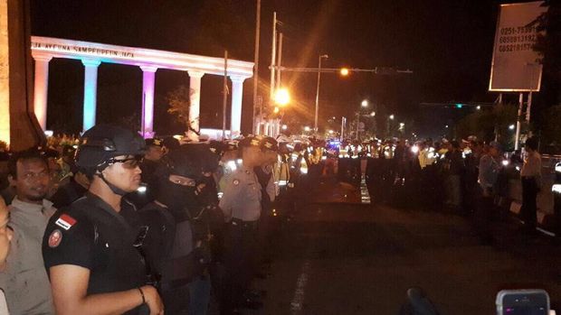 Mereka bersiaga dengan full team.