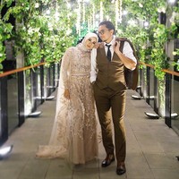 Laudya Cynthia Bella mengenakan gaun pengantin berupa jumpsuit dengan sentuhan dusty pink yang elegan saat menggelar resepsi pernikahannya bersama Engku Emran di Bandung, Jawa Barat. Baju pengantin tak biasa yang berupa jumpsuit tersebut dibuat oleh desainer busana muslim Ayu Dyah Andari. Foto: Dok. Instagram