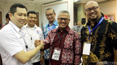 Senyum HT Saat Daftarkan Perindo ke KPU dan Janji Dukung Jokowi