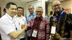 Senyum HT Saat Daftarkan Perindo ke KPU dan Janji Dukung Jokowi