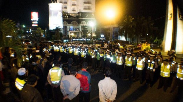 Mereka melakukan apel dahulu sebelum bersiaga.