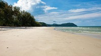 Pulau Tarutao merupakan salah satu di antara 51 pulau yang terletak di wilayah Taman Laut Nasional Tarutao, Provinsi Satun, Thailand. Beberapa spesies hewan yang bisa kita temukan di pulau ini seperti babi hutan, musang, kancil, ratusan jenis burung, dan beberapa ular berjenis kobra dan piton. Selain itu kita juga bisa menikmati keindahan pantai, hutan dan air terjun (Dave Stamboulis/BBC)