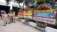 Deretan karangan bunga nampak memenuhi Balai Kota.