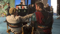 Taika Waititi, sang sutradara tengah berbincang dengan Chris Hemsworth. Foto: Marvel Studios 2017