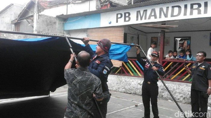 PSKB Jaktim Pasang Tenda untuk Korban Kebakaran di Matraman