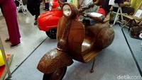 Begini penampakan Vespa Super 1973 yang dipadu dengan ukiran kayu khas Jepara.