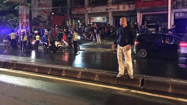 Operasi lalu lintas pun dilakukan dengan sigap.