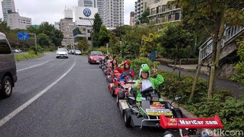 Tim detikINET pernah bertemu beberapa kali dengan rombongan gokart Mario Bros ini, seperti foto berikut yang diambil dekat dengan Tokyo Tower. Foto: Muhammad Alif Goenawan/detikINET