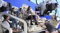 Tessa Thompson yang berperan sebagai Valkyrie tengah melakukan adegan. Foto: Marvel Studios 2017