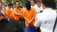 Rekonstruksi ini dimulai pukul 09.32 WIB. Ada dua tersangka yang mengikuti rekonstruksi, yakni Engkos Kuswara dan Sutart. Sedangkan tersangka Ahmad Zulkifli, yang ditembak mati saat penangkapan diperagakan orang lain.