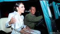 Disopiri, Ashraf dan BCL tersenyum naik mobil golf. Foto: Ismail