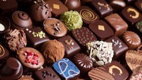 Cokelat kabarnya termasuk tinggi kafein. Jadi mirip seperti Anda minum kopi sebelum tidur. Lebih baik ngemil cokelat tidak mendekati waktu tidur.