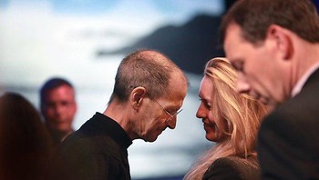 Steve Jobs menikahi Laurenne Powell pada tahun 1991 dan mereka tak terpisahkan sampai akhir hayat Jobs pada tahun 2011. Mereka dikaruniai 3 orang anak. Dari hubungan terdahulu, Jobs memiliki putri bernama Lisa. Foto: Internet