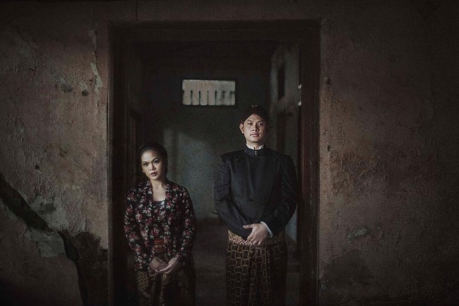 Putri Selaras Oesman atau yang lebih dikenal dengan Uti Buncis adalah seorang fashion stylist yang merupakan mantan kekasih Tarra Budiman. Uti sendiri adalah anak dari Ketua DPD, Oesman Sapta Oedang. Baru-baru ini, Uti menggelar pesta pernikahan mewah dengan pria bernama Danindro Arionindito. Uti pun memilih foto prewedding bertema jadul dengan mengenakan kebaya. Foto: ist