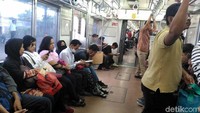 Di dalam kereta yang memiliki 12 gerbong ini kondisi dipenuhi dengan para penumpang. Namun, selepas melewati stasiun Bekasi terlihat kondisi gerbong mulai lenggang.