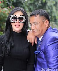 Kacamata Bling-bling Rp 12 Juta yang Dipakai Syahrini Saat ke Bareskrim