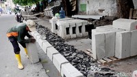 Hal itu dilakukan untuk para penjalan kaki yang dimana selama ini digunakan untuk berjualan oleh para PKL.