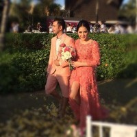 Nagita Slavina tampil kasual ketika menjalani resepsi di Bali bersama Raffi Ahmad. Ia tampil cantik dalam balutan busana berwarna coral yang hadir dengan celana pendek. Foto: Ist.