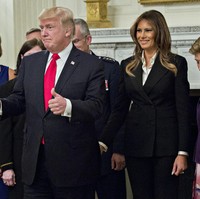 Matching dengan Donald Trump, Melania memakai kemeja putih sebagai dalaman blazernya. Foto: Dok. Getty Images 