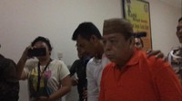 Bukan cuma penamparan, Anwari juga menembakkan pistol ke langit-langit parkiran.   
